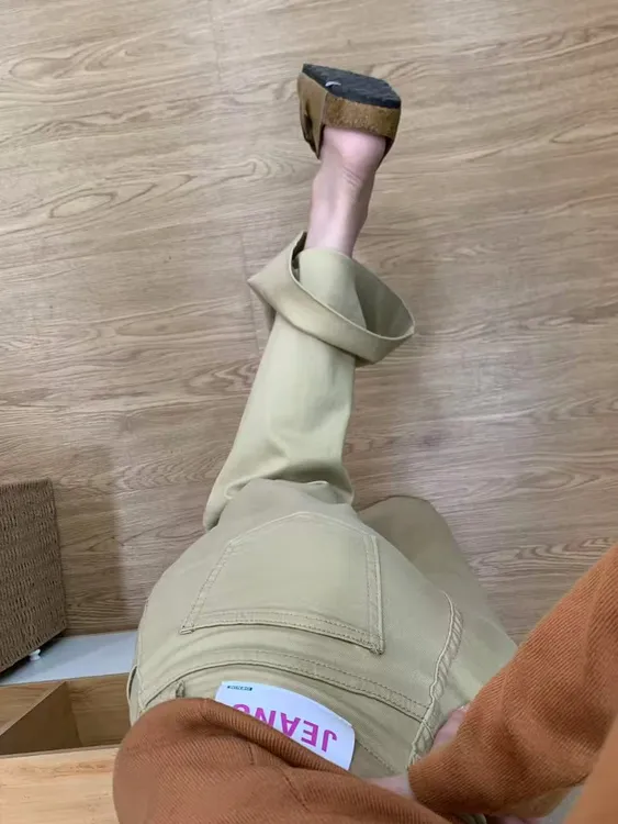 卡其色高腰微喇牛仔裤女2025秋新款宽松不贴腿慵懒垂感拖地喇叭裤