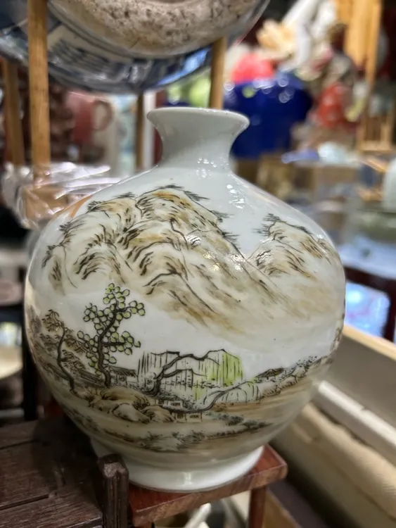 浅绛彩徐善琴款石榴尊，釉水莹润，星子土