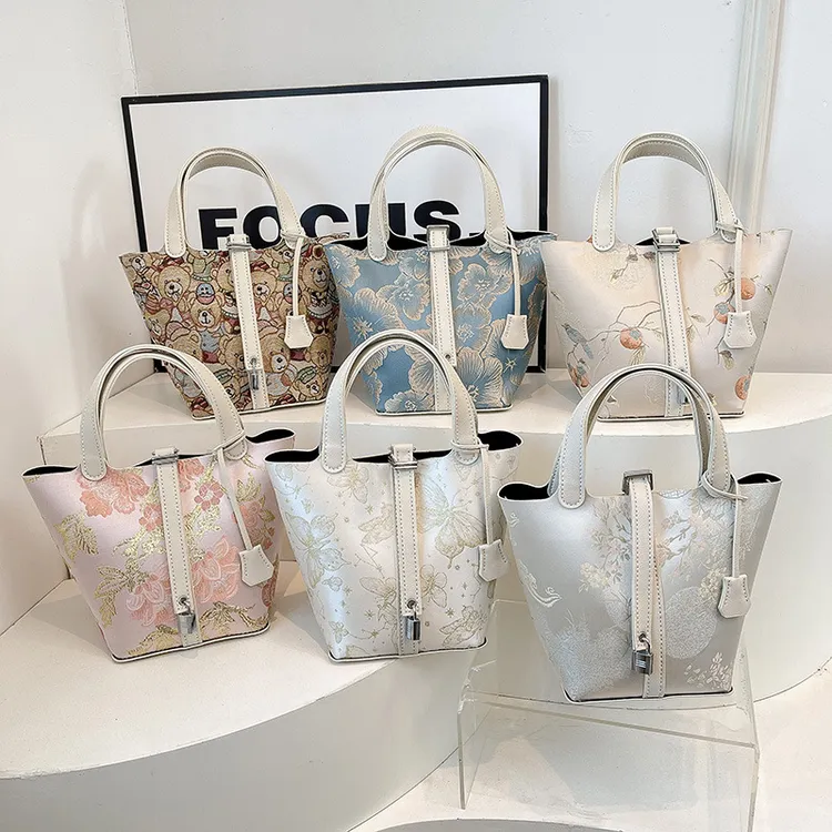 手拎新中式国风腋下包包女士2025夏季刺绣小众单肩手提女包