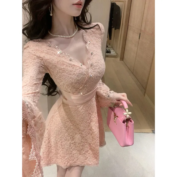 法式气质优雅V领钉珠系带收腰蕾丝长袖连衣裙秋季修身短裙子8134