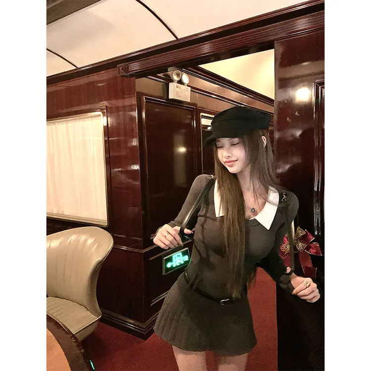 【耶鲁优等生】秋冬灰色翻领学院风修身针织连衣裙女收腰显瘦百褶裙