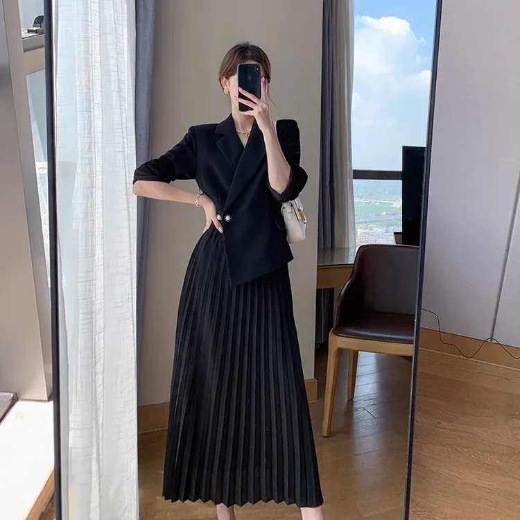 大码黑色连衣裙女2025秋新款西装领收腰显瘦气质假两件百褶裙长裙