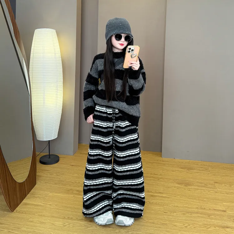 女童2025新款儿童秋冬季韩版时尚条纹保暖毛衣加绒毛线阔腿裤套装