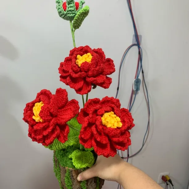 精美毛线钩织牡丹大盆栽成品用于家庭装饰增添温馨氛围