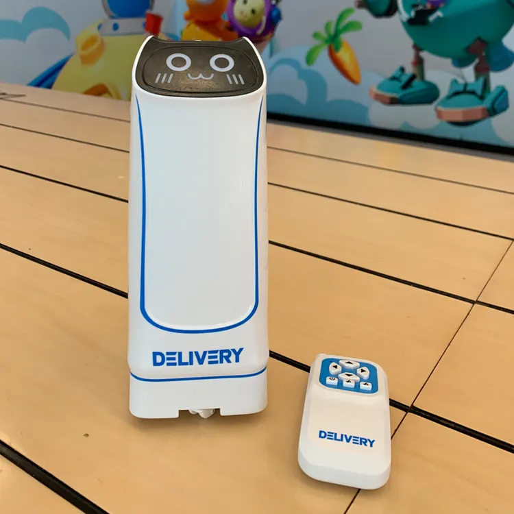 遥控控制的送餐机器人玩具