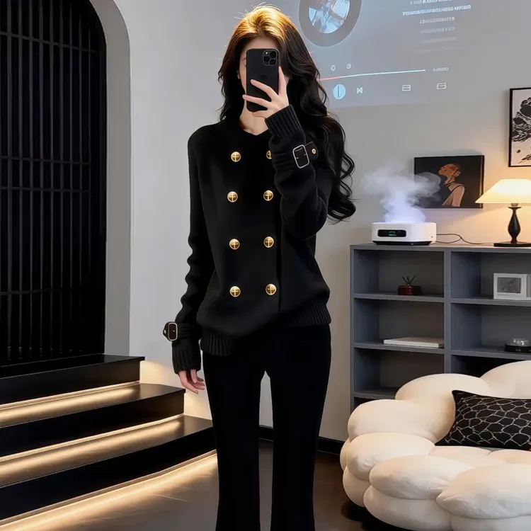 过年穿搭复古红色V领毛衣女冬2026新款小香风双排扣圆领针织上衣