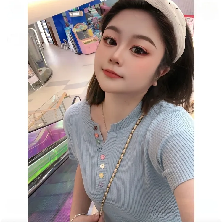 大码韩版洋气彩色纽扣V领时尚显瘦胖mm百搭T恤宽松女短袖针织衫
