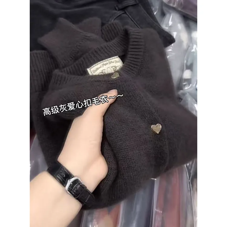 厚款秋季韩式通勤风潮牌女装宽松高级灰爱心扣针织毛衣