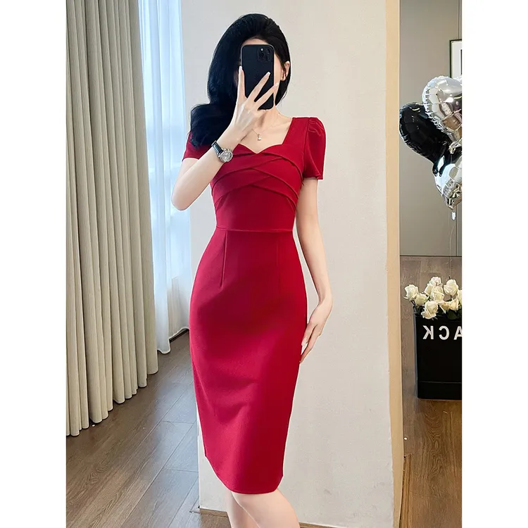 2025红色小众设计感连衣裙女夏新款气质修身轻奢宴会包臀礼服裙子