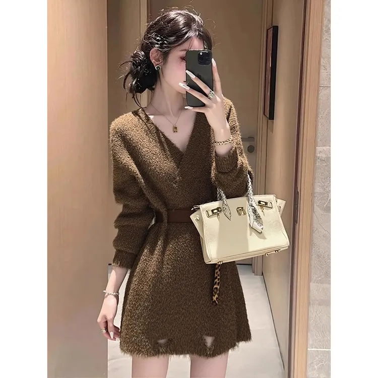 美拉德复古棕色V领针织连衣裙女2025新款秋季小个子气质收腰短裙