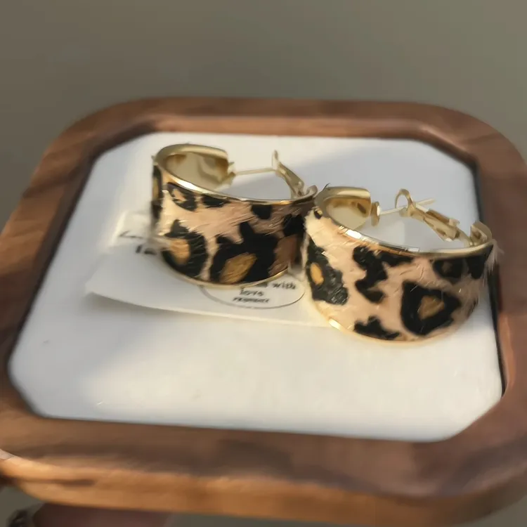 铜合金耳饰 摩登辣妹~复古c型豹纹耳环女时髦气质耳圈港风耳饰