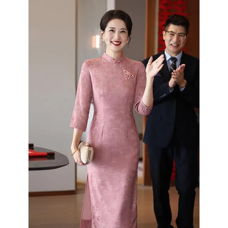 粉色喜婆婆婚宴旗袍2025新款十月妈妈装结婚礼服中长袖轻奢高级感