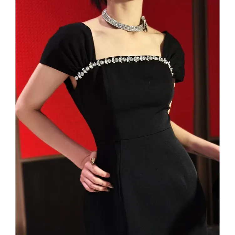 方领钻修身小黑裙