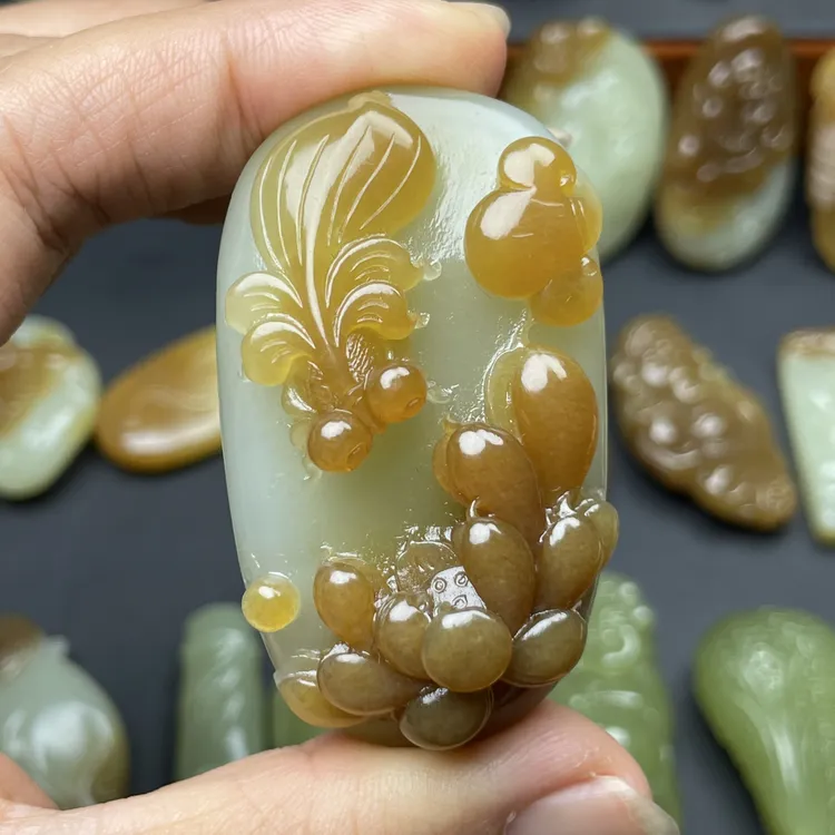 新疆且末料俏色巧雕金玉满堂