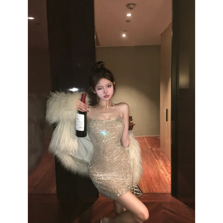 高级感气质重工烫钻挂脖连衣裙女冬性感露背修身收腰抹胸包臀短裙