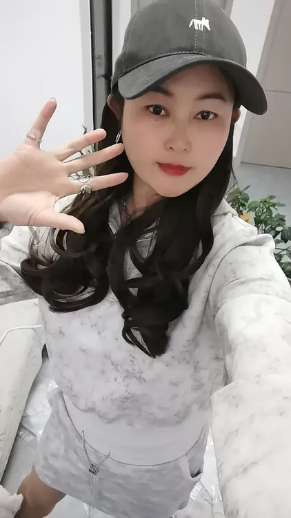 2025高品新款爆款长袖极简风短款简约卫衣女士夏季印花设计师韩