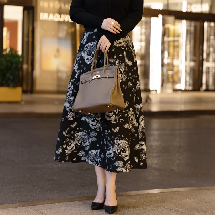 2025年秋季新款女装时尚显瘦墨韵玫瑰提花黑色半身裙BQ010