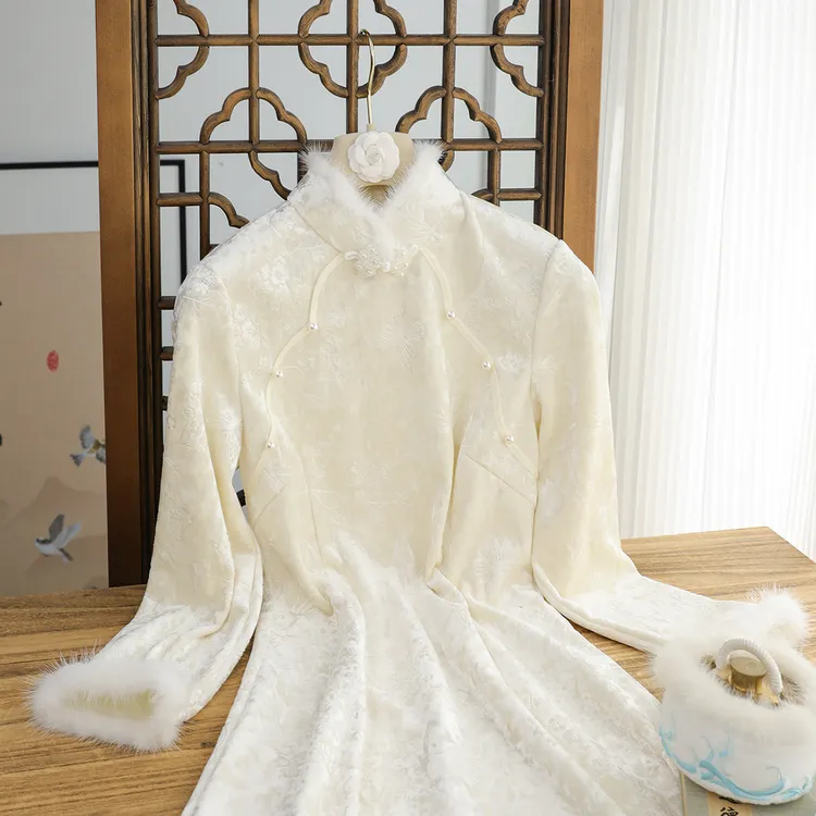 俏娘鱼米白优雅新中式保暖毛绒领旗袍女2025冬新款不开叉上班可穿