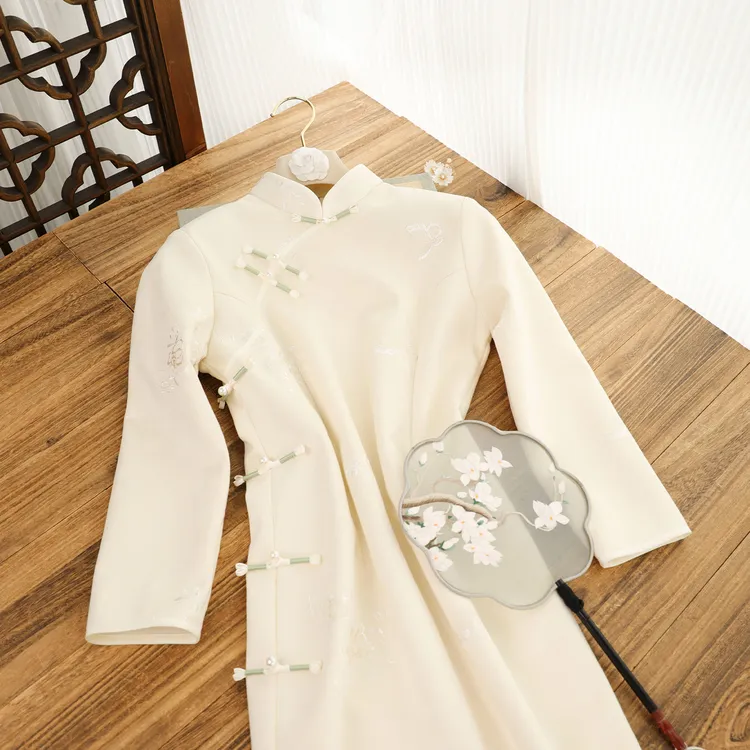 俏娘鱼米白素雅新中式长袖旗袍女2025秋冬新款改良日常可穿年轻款