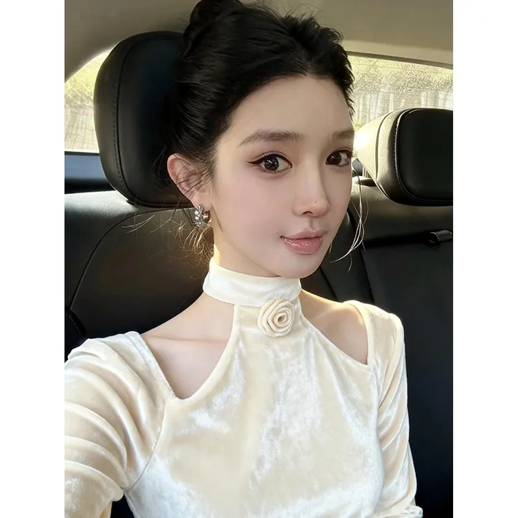 秋冬白色立体花朵挂脖丝绒打底衫女内搭设计感纯欲甜辣妹镂空上衣