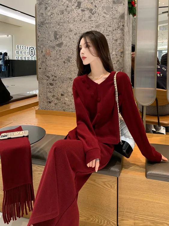 复古小香风一整套穿搭女2025秋冬高级感红色气质卫衣半身裙两件套