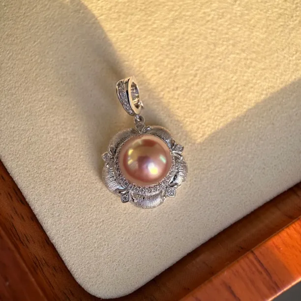 淡水珍珠吊坠 小花拉丝款质感满满 万能扣粉绿炫彩光 点位10.4mm