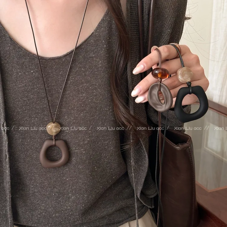 铜皮质项链 秋冬复古几何吊坠项链女轻奢小众独特长款毛衣链配饰