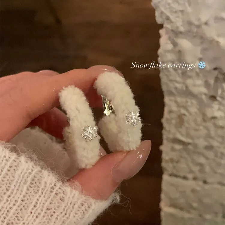 铜合金耳饰 秋冬毛绒雪花耳圈耳环女小众独特耳钉适合冬天的耳饰
