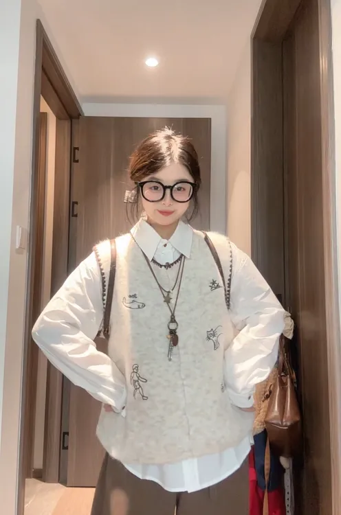 韩系卡通刺绣无袖针织马甲背心女秋冬季减龄显瘦叠穿坎肩马夹上衣