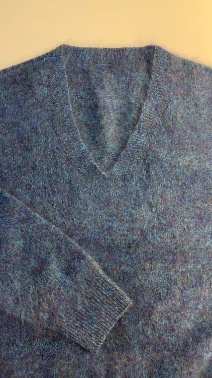 2025秋冬软糯羊毛拉绒套头毛衣宽松V领彩纱无缝一体针织上衣