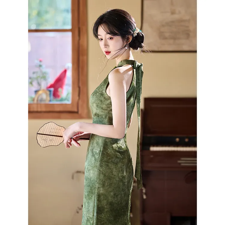 绿色无袖挂脖旗袍2025年新款夏季年轻款绝美新中式少女改良连衣裙