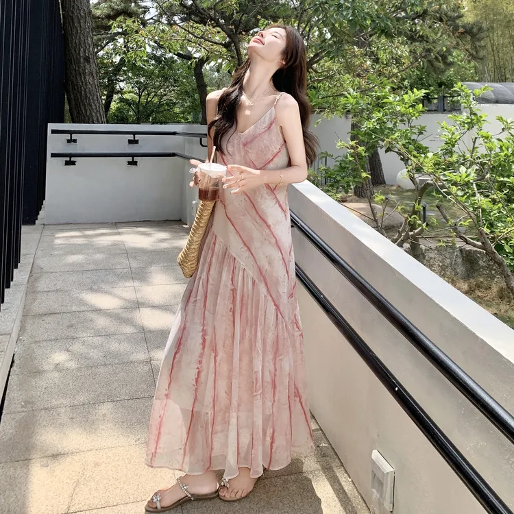 巨好看海边度假风连衣裙女2025夏季新款夏日唯美风扎染印花吊带裙