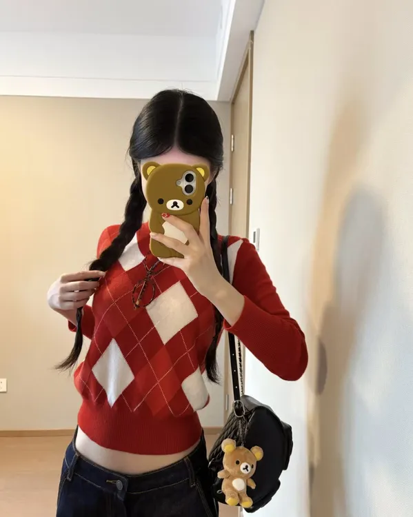 红色菱格毛衣女韩系秋冬穿搭V领针织打底衫修身显瘦长袖慵懒上衣