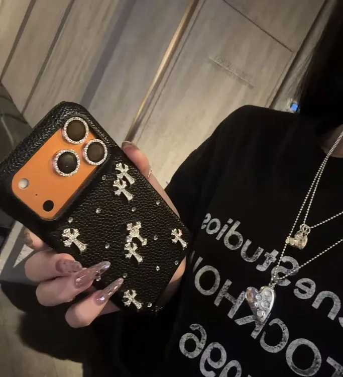 高级感黑色皮革纹十字架适用17promax半包荔枝纹16promax手机壳