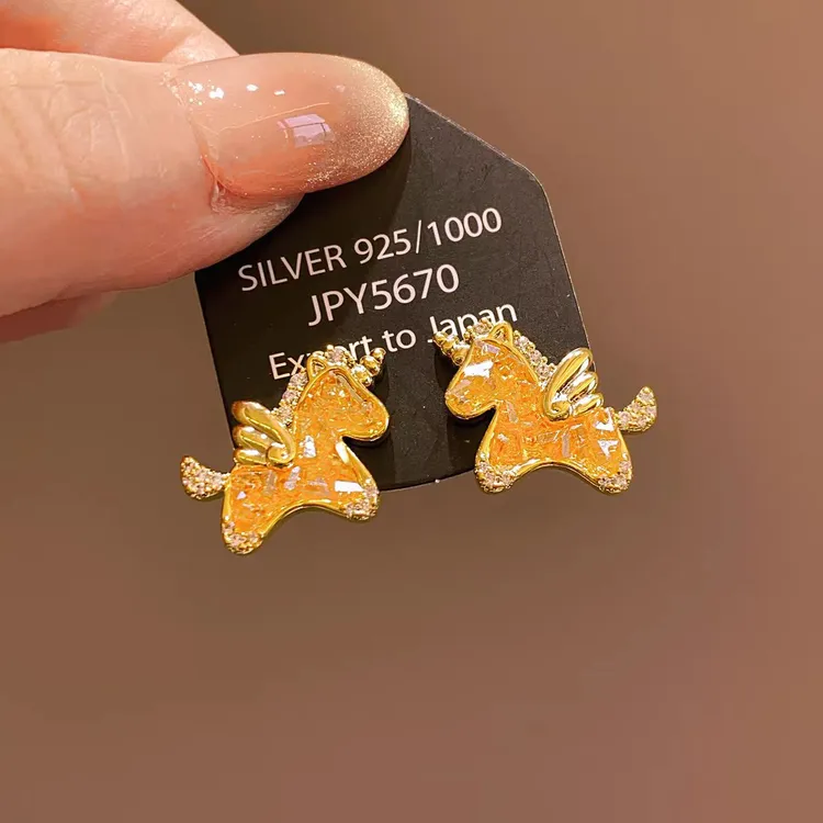 金色小马耳环女秋冬高级感耳钉2026新款超好看独特漂亮本命年耳饰