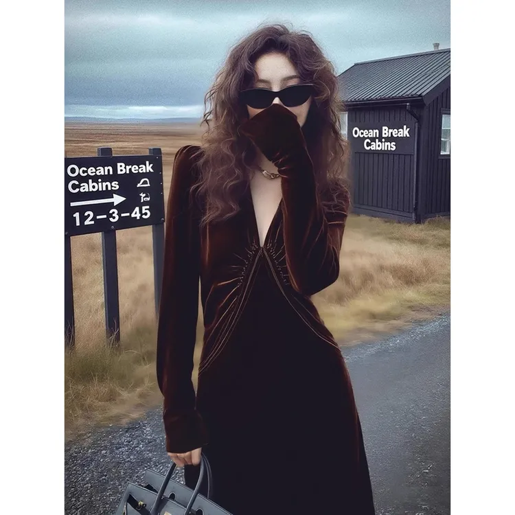 秋季出席重要场合女神范高级感巨好看轻熟修身显瘦咖色丝绒连衣裙