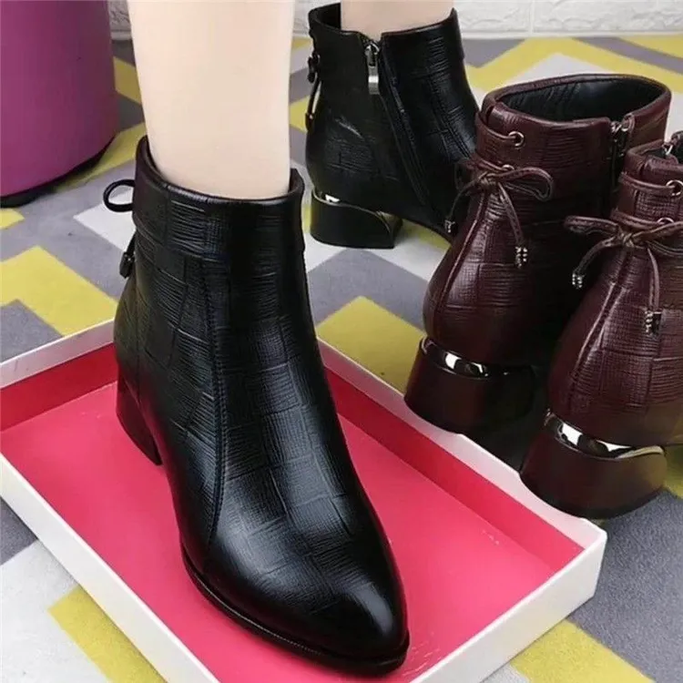 英伦风马丁靴女秋压花短靴时尚保暖短筒百搭加绒单靴春秋粗跟中跟