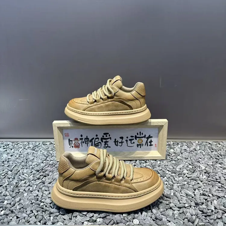 早春新款男士休闲鞋时尚百搭皮面简约风厚底舒适轻便潮流运动男鞋