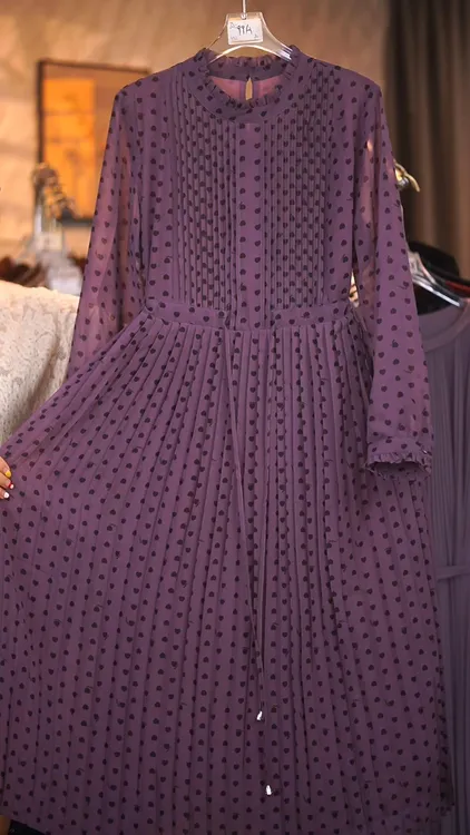 F555紫色波点设计师原创通勤风长袖立领连衣裙休闲提花春季印花