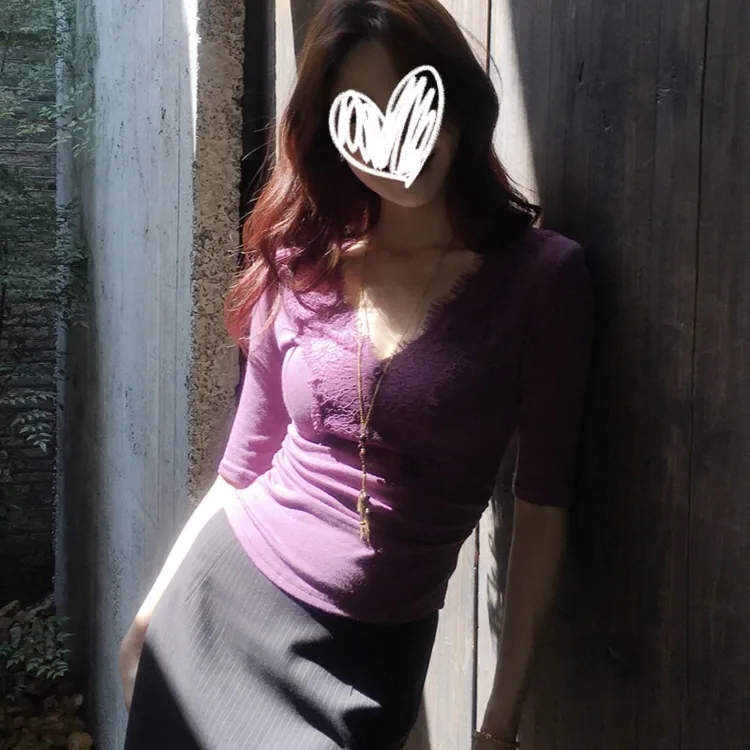 2025年夏季新款法式高级设计感蕾丝拼接v领短袖T恤修身气质女上衣