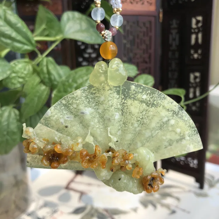 喜上眉梢 扇子 花玉俏色巧雕毛衣链吊坠 尺寸：78＊60＊13毫米