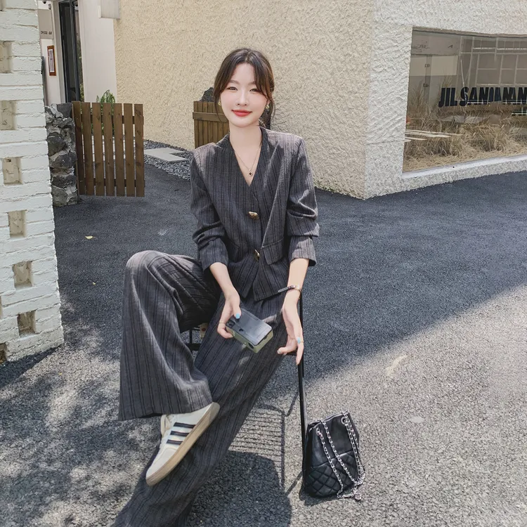 高级感职场通勤初秋穿搭女2025新款条纹西装上衣垂感阔腿裤两件套