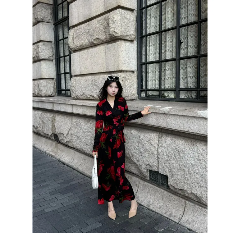轻奢复古风玫瑰印花长裙2025秋冬气质女神范收腰海边拍照连衣裙