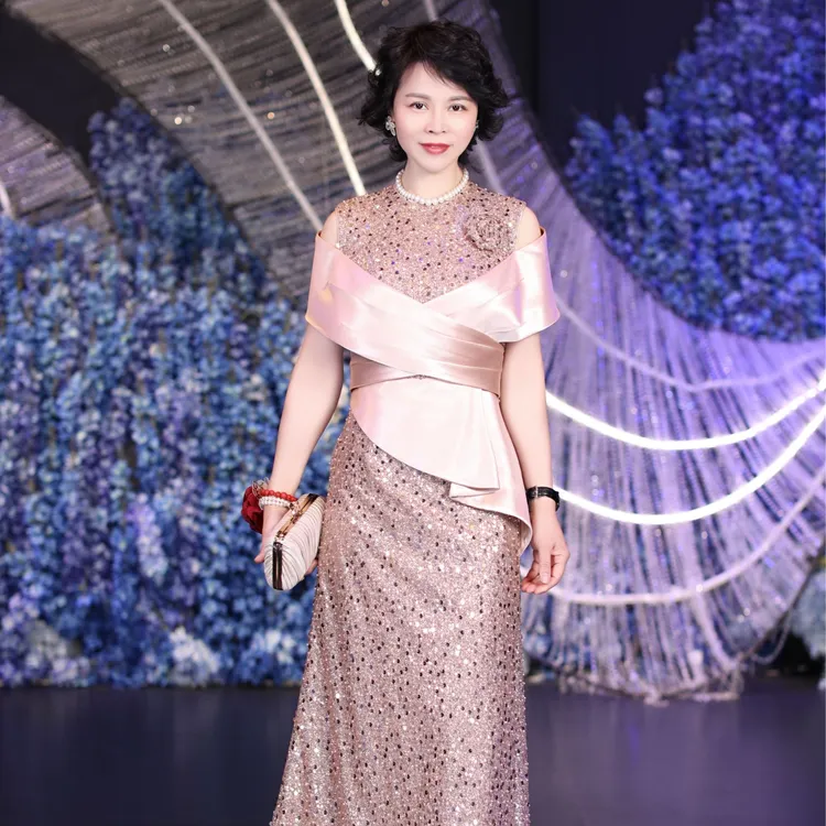 高定礼服蕾丝气质轻奢长款修饰高贵奢华婚庆礼服