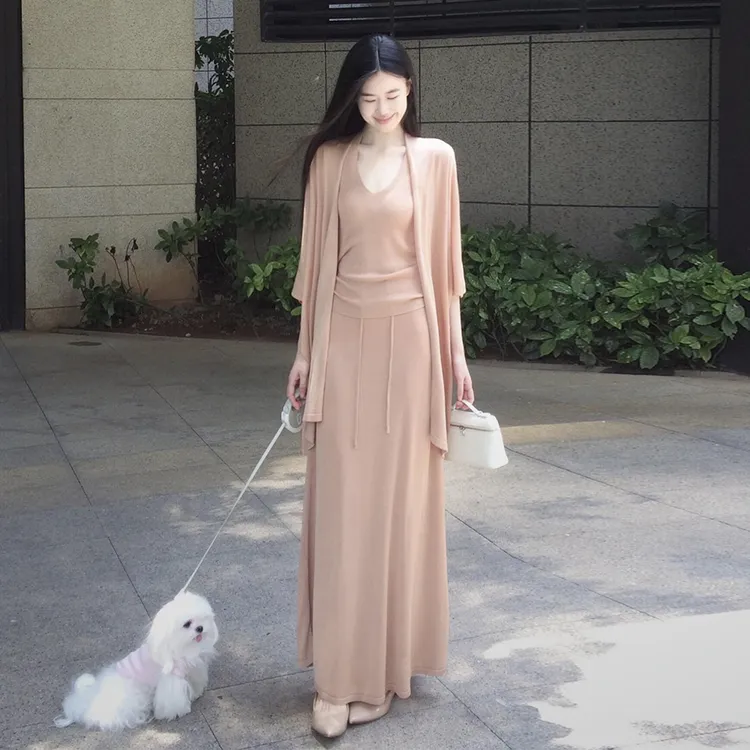 2025新款大方得体早秋穿搭一整套高级感无袖挂脖针织连衣裙子女夏