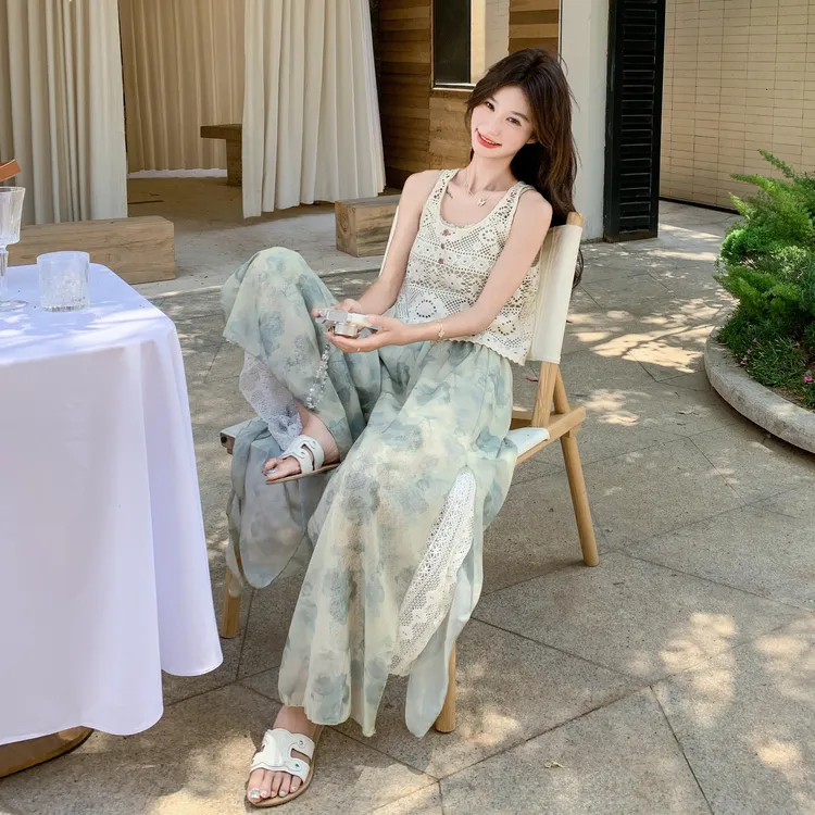 浅绿色度假风镂空背心套装女2025夏季法式小吊带印花阔腿裤三件套