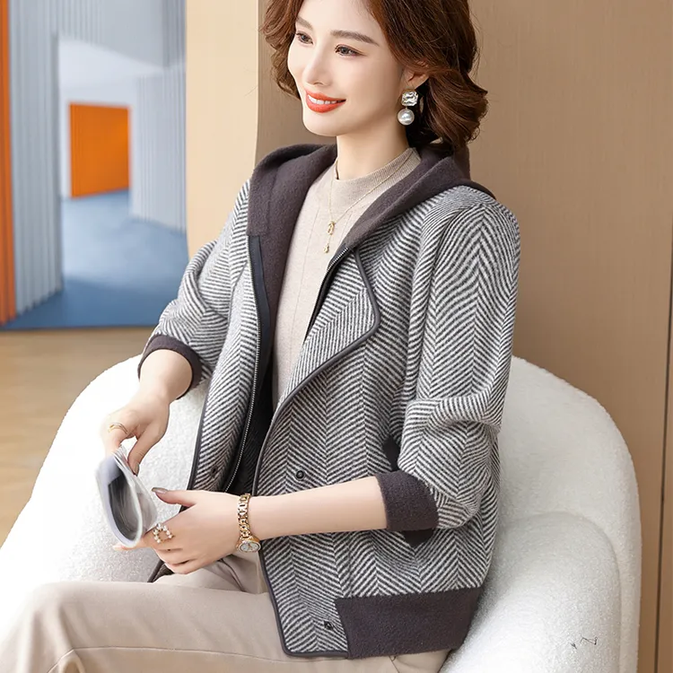 中年妈妈春秋季外套2025新款中老年女装休闲夹克连帽毛呢短款上衣