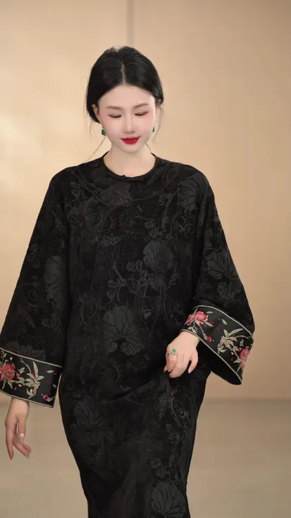 「念琵琶」新中式秋冬款重磅网红宽松复古刺绣长裙圆领唐装长袖气质