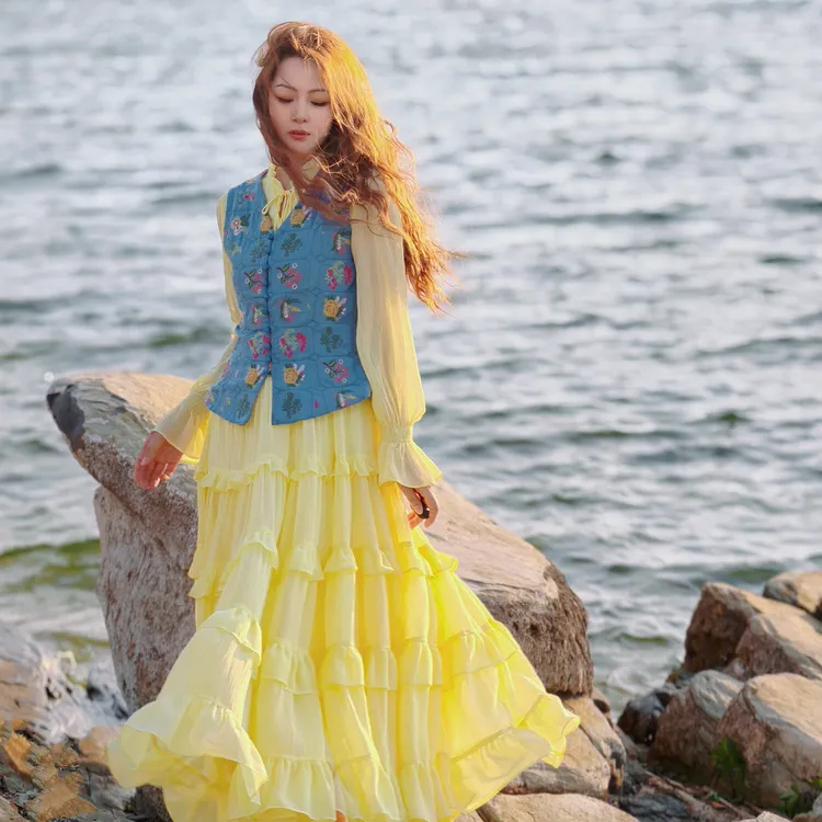 【董艺旅行穿搭】白雪公主刺绣马甲新款秋装收腰显瘦旅游上镜穿搭