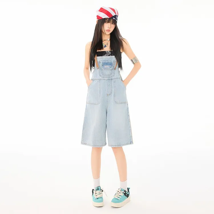 浅色七分工装牛仔背带裤女夏季2025新款吊带设计宽松阔腿连体短裤